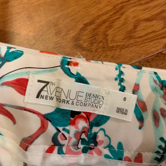 ☘️Luxurious Floral shorts size 6 - Picture 3 of 3